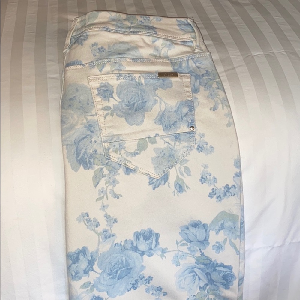 Chico’s So Slimming crops, size 1 (8-10)